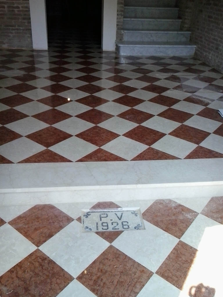 Lucidatura pavimenti e scale in marmo a Padova
